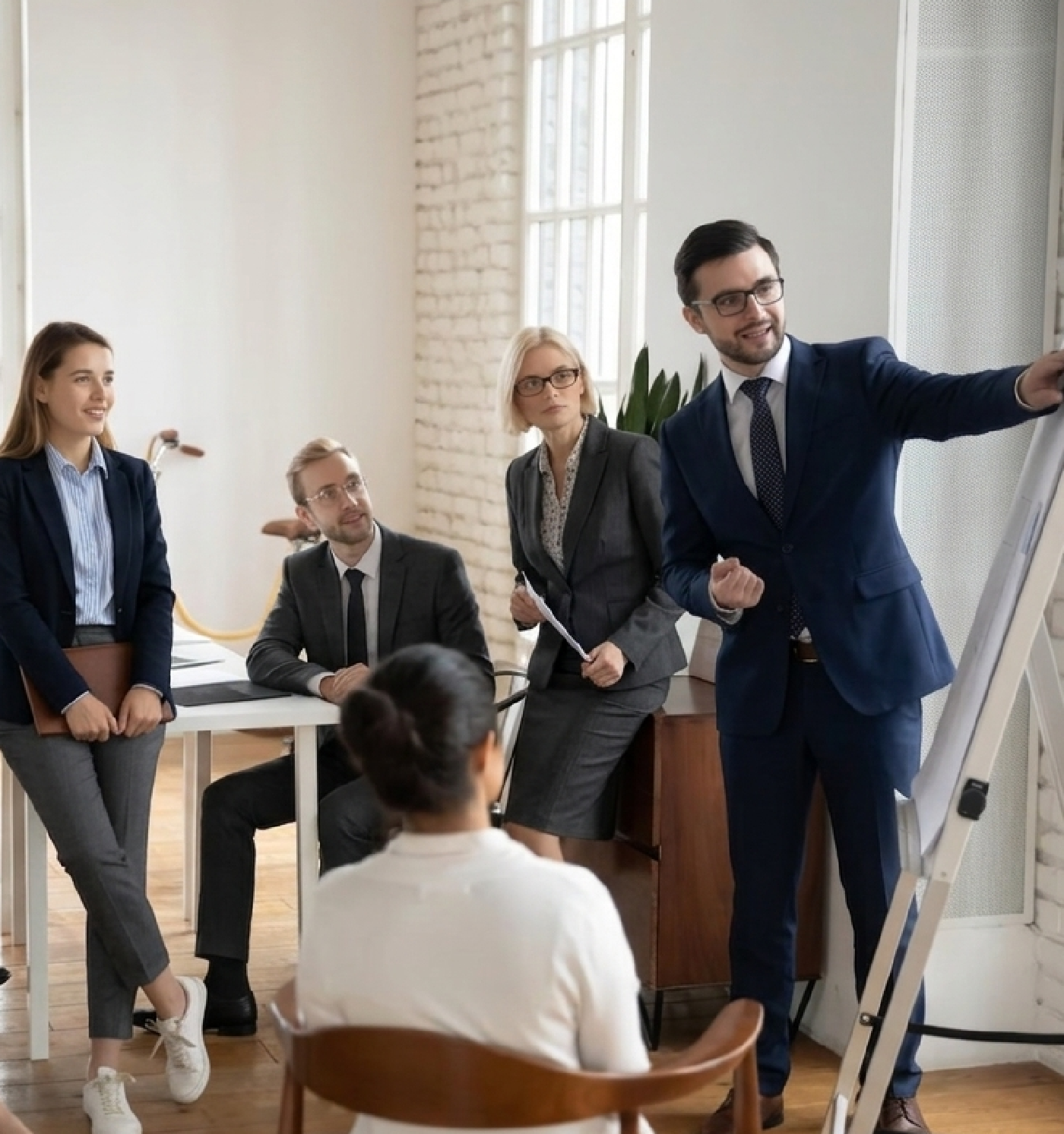 Führungskräfte in moderiertem Gespräch